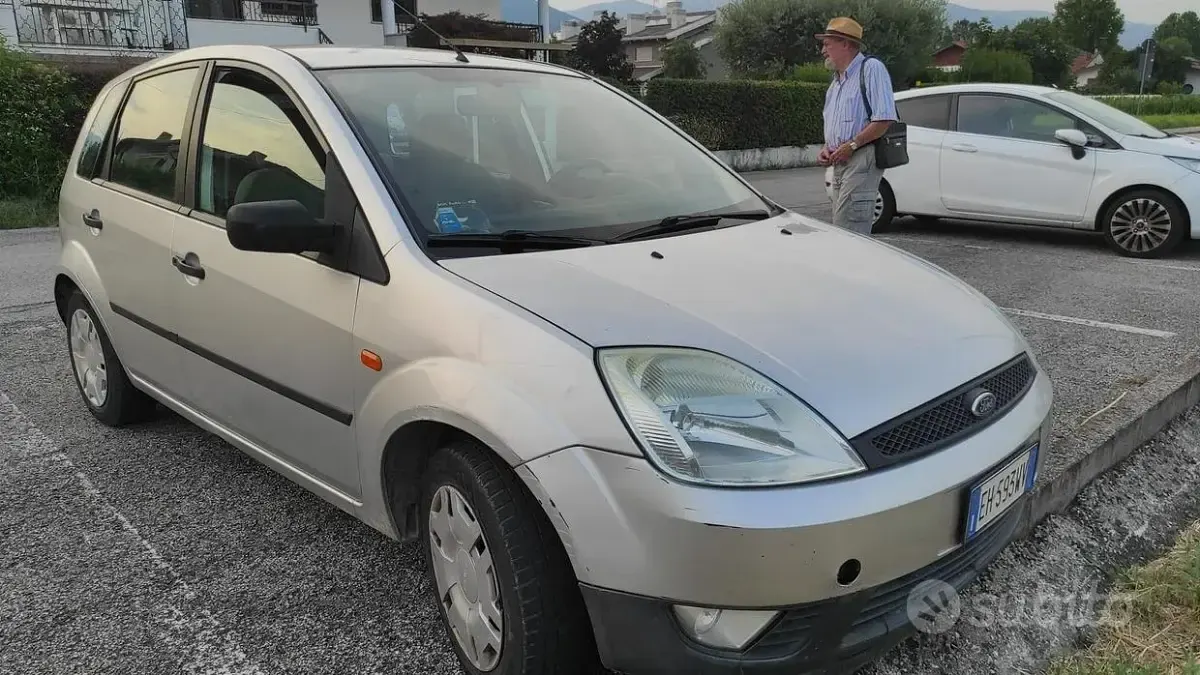 Usata Ford Fiesta 68 CV (50 kW) 2003 Grigio Utilitaria