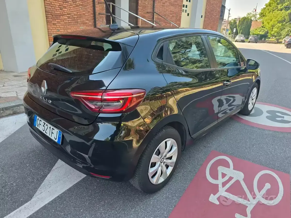 Usata Renault Clio V 101 CV (74 kW) 2022 Nero Berlina