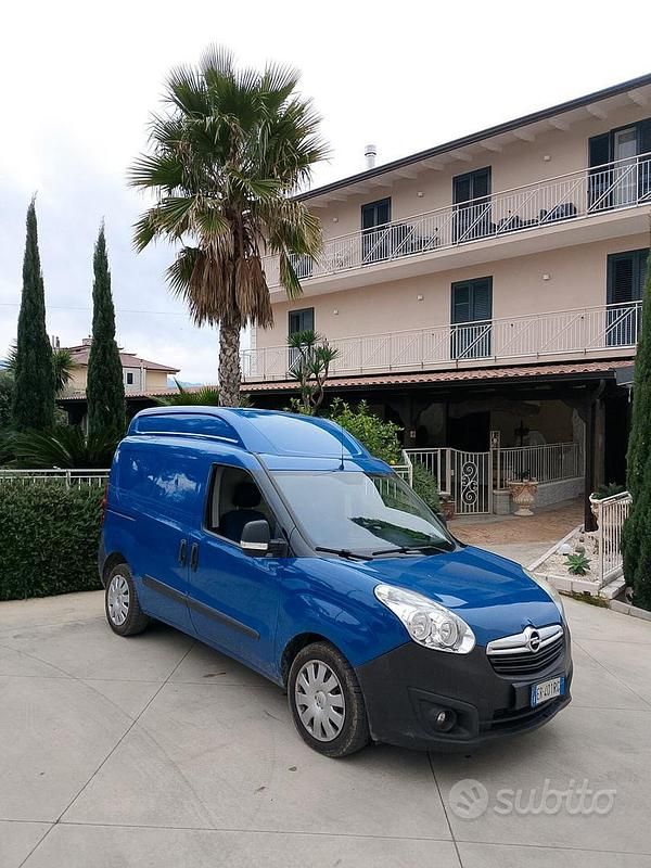 Occasion Fiat Doblò Emotion 120 ch (88 kW) 2013 Bleue Monospace