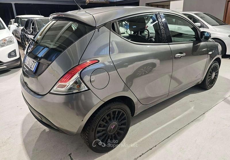 Usata Lancia Ypsilon 69 CV (50 kW) 2014 Grigio Utilitaria