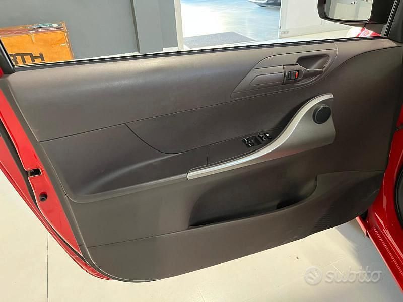 Usata Toyota iQ Sol 68 CV (50 kW) 2009 Rosso Utilitaria