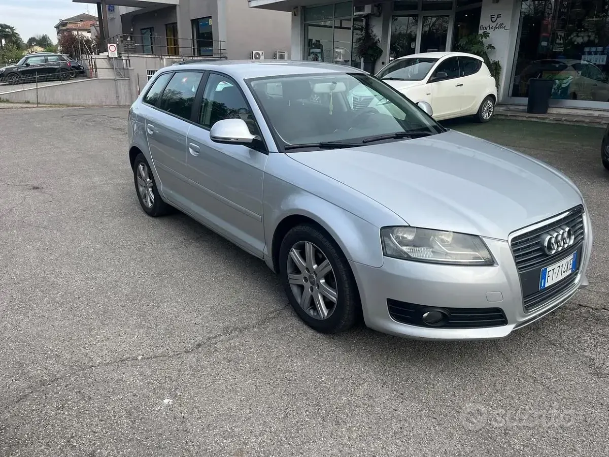 Usado Audi A3 Ambiente 90 CV (66 kW) 2010 Gris Utilitario
