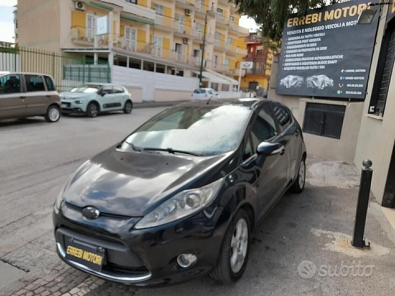Second-hand Ford Fiesta 70 CP (51 kW) 2010 Negru Hatchback