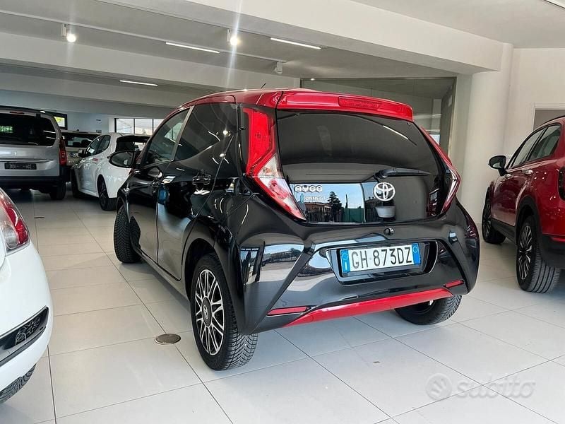 Usata Toyota Aygo Connect Style 72 CV (52 kW) 2021 Nero Utilitaria