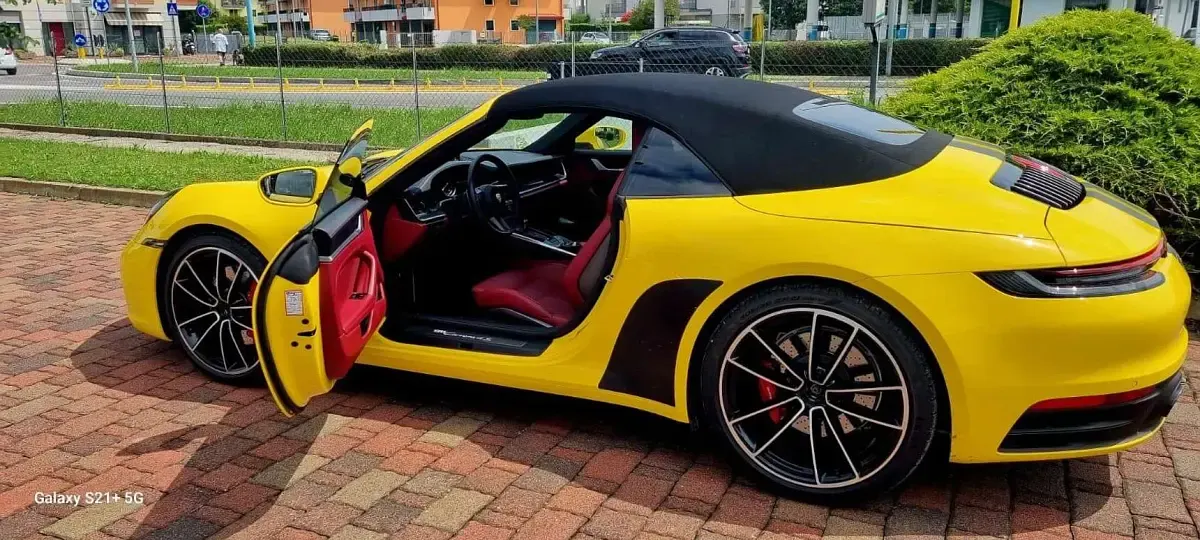 Usata Porsche 992 450 CV (330 kW) 2021 Giallo Cabrio