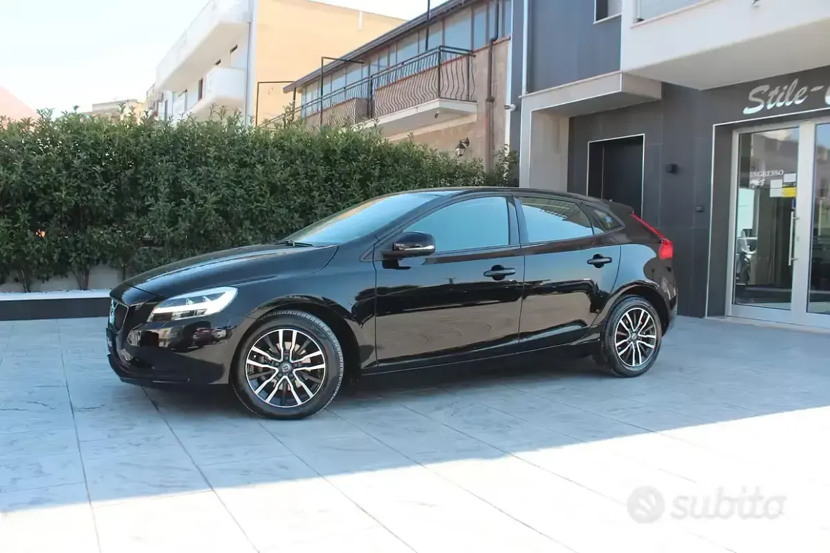 Usata Volvo V40 Business Edition 120 CV (88 kW) 2019 Black sapphire metallizzato Berlina