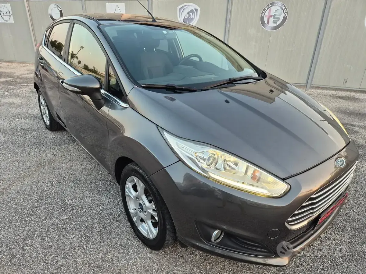 Usata Ford Fiesta Titanium 95 CV (69 kW) 2017 Grigio Utilitaria