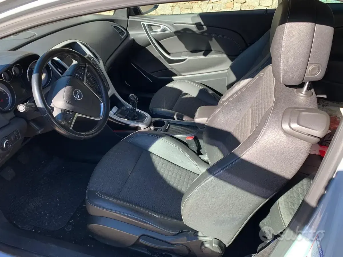 Usata Opel Astra GTC 165 CV (121 kW) 2012 Berlina