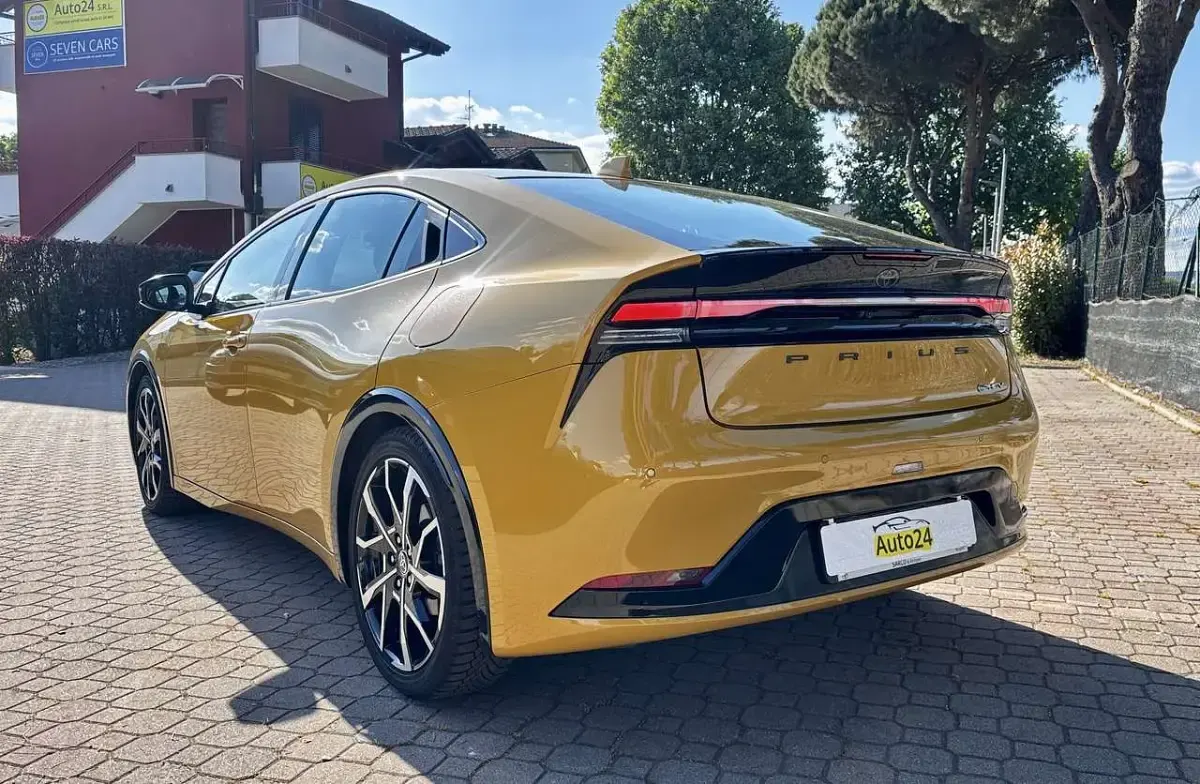 Usata Toyota Prius Lounge 151 CV (111 kW) 2023 Giallo Utilitaria