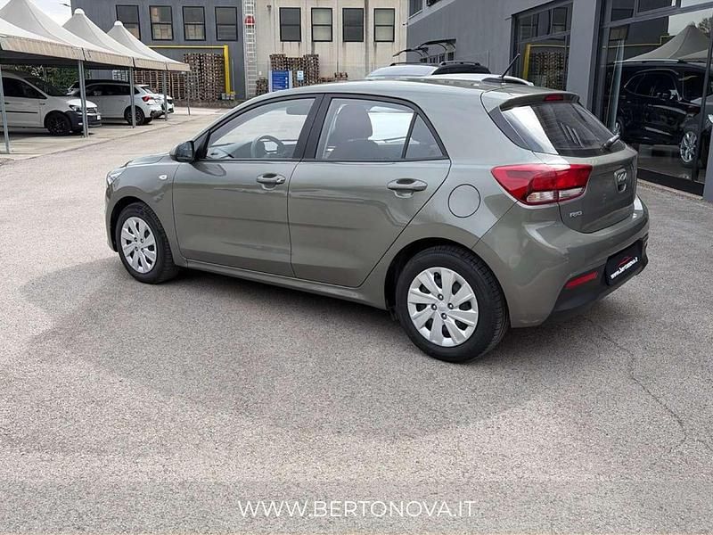 Usata Kia Rio Urban 83 CV (61 kW) 2023 Grigio Utilitaria