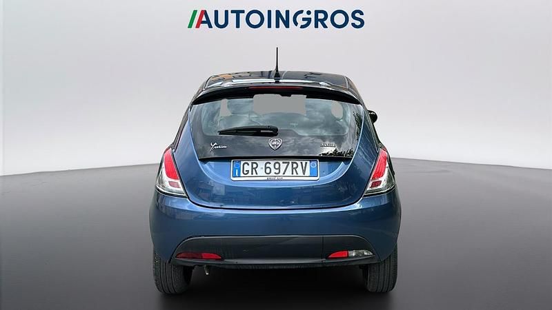 Begagnad Lancia Ypsilon Silver 69 HK (50 kW) 2023 Blå Halvkombi