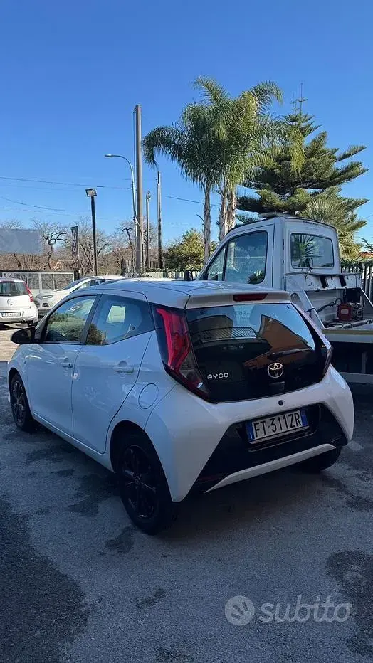 Usata Toyota Aygo 72 CV (52 kW) 2019 Bianco Utilitaria