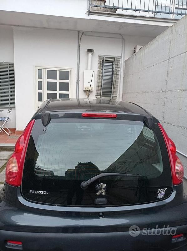 Usata Peugeot 107 68 CV (50 kW) 2011 Grigio Utilitaria