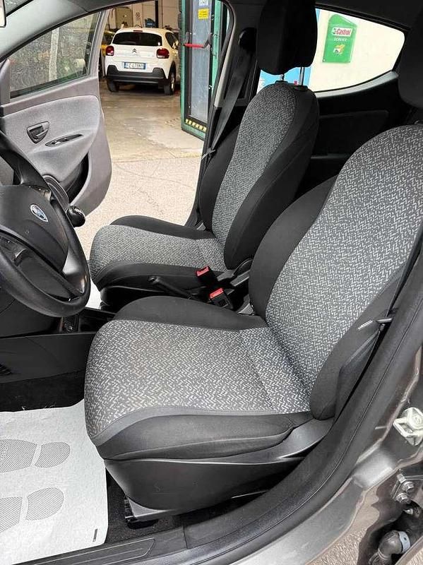 Usata Lancia Ypsilon Silver 69 CV (50 kW) 2023 Grigio scuro Utilitaria