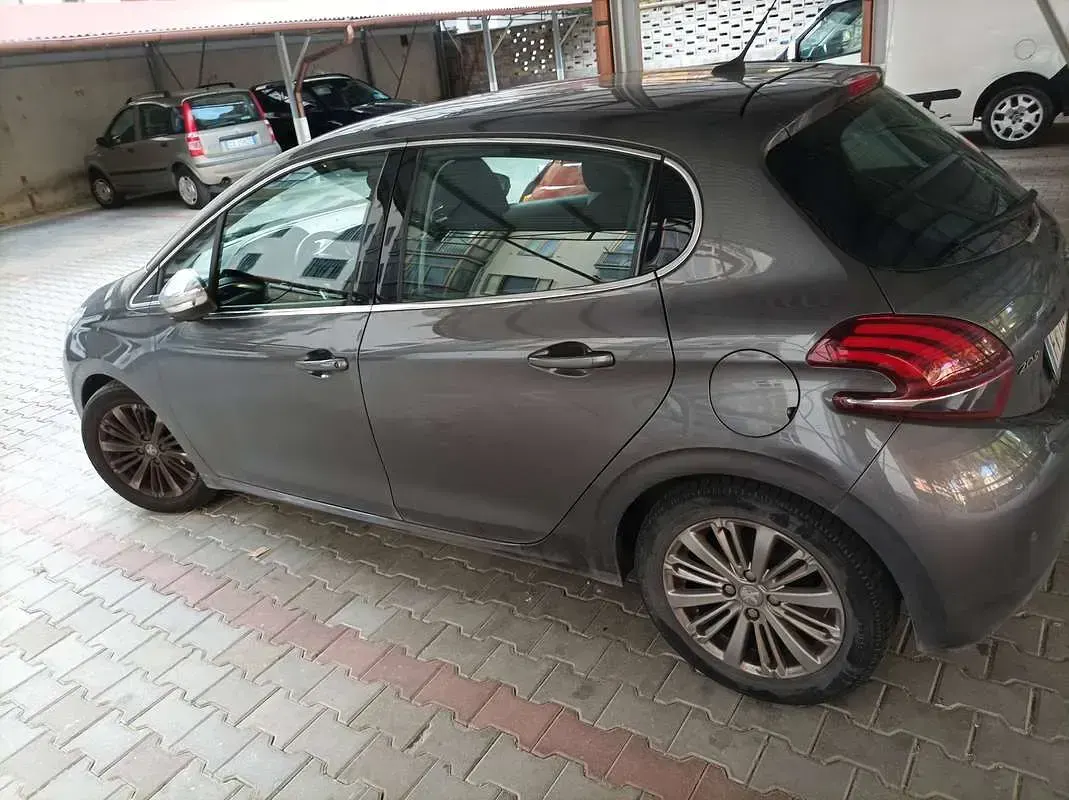 Usata Peugeot 208 Allure 83 CV (61 kW) 2019 Argento Utilitaria