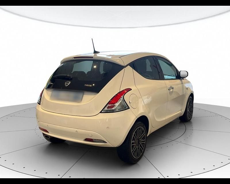 Usata Lancia Ypsilon Gold 70 CV (51 kW) 2022 Bianco Utilitaria