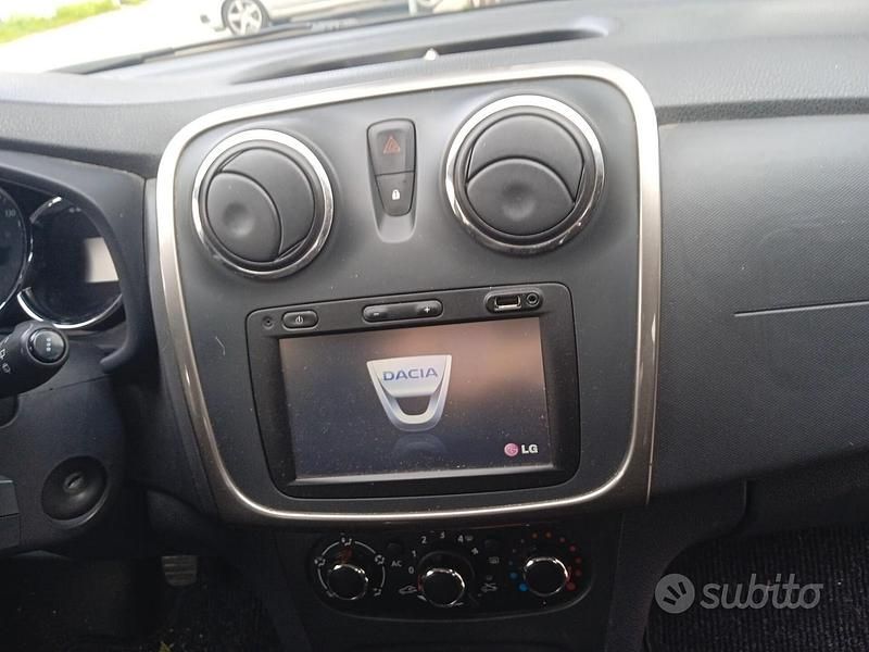 Usata Dacia Sandero Lauréate 75 CV (55 kW) 2014 Marrone Berlina