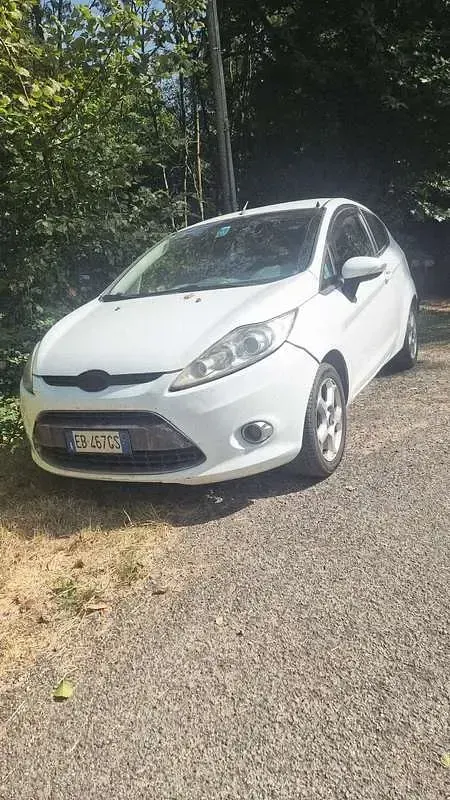 Usata Ford Fiesta Titanium 97 CV (71 kW) 2010 Bianco Berlina