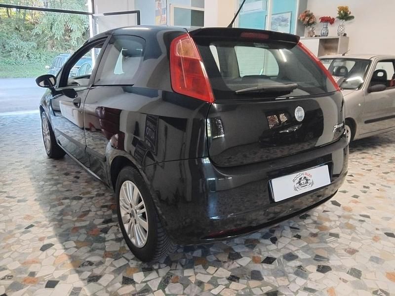 Nero Usata 2007 Fiat Grande Punto Active Due volumi | 2000 € (Buon prezzo) - Immagine 1/4