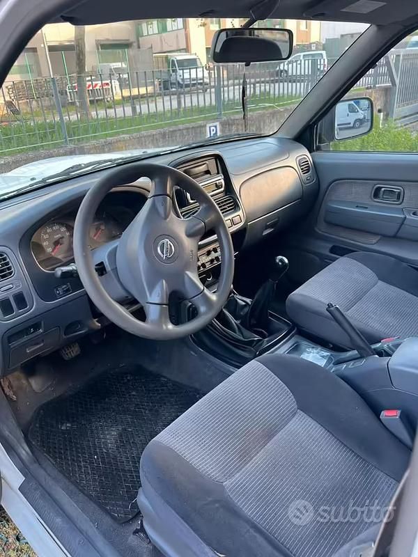 Usata Nissan Navara 133 CV (97 kW) 2004 Bianco Pick-up