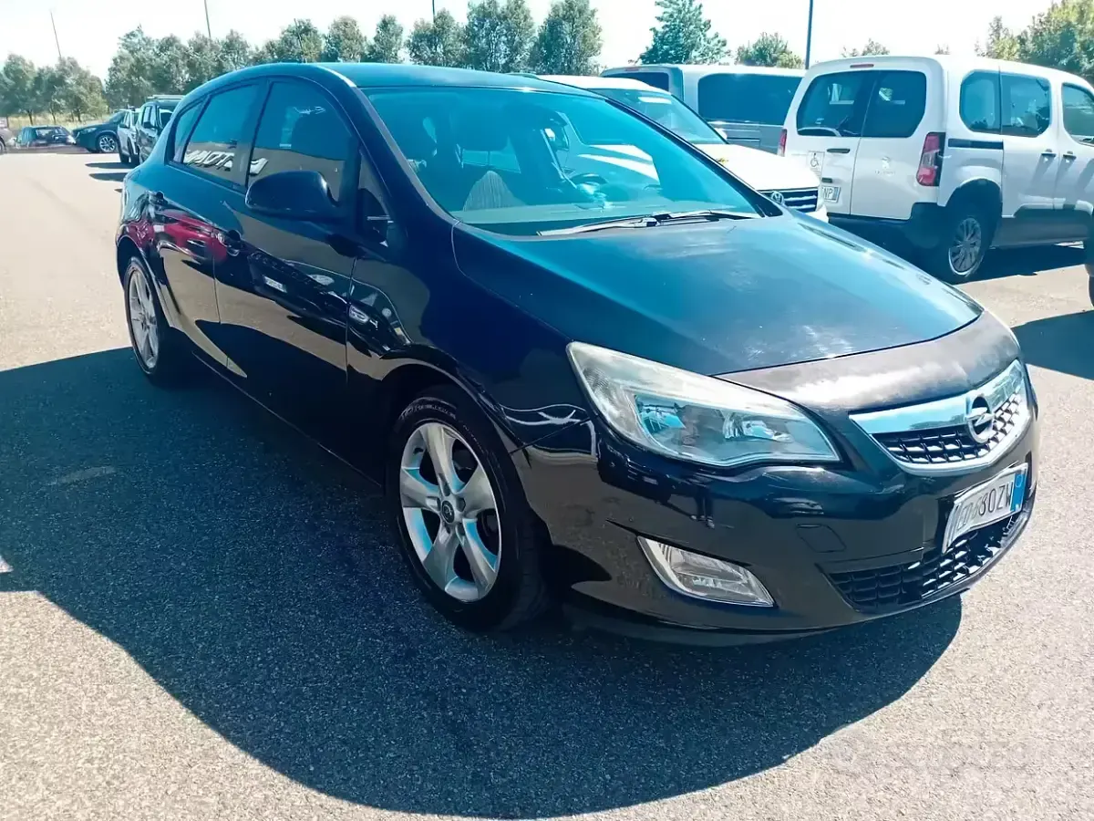Usata Opel Astra Cosmo 110 CV (80 kW) 2011 Nero Berlina
