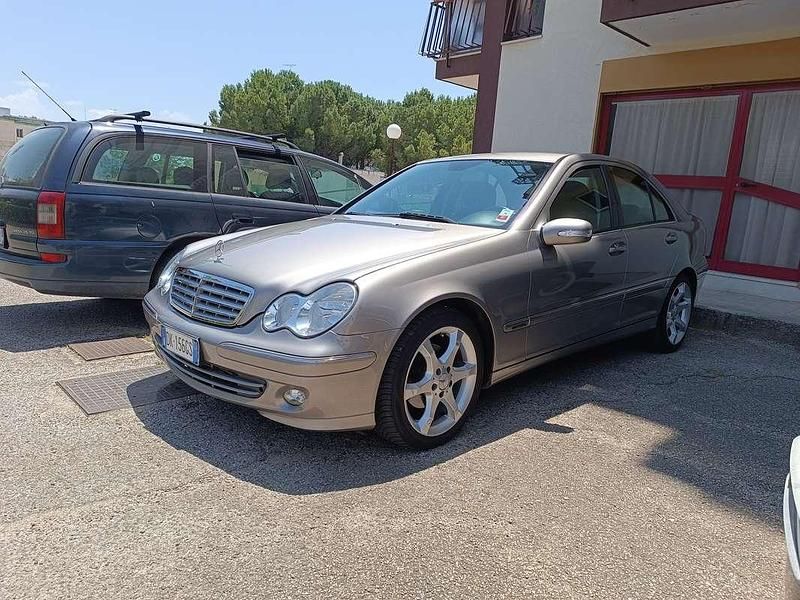 Usata Mercedes C200 AMG 122 CV (89 kW) 2007 Bronzo Berlina