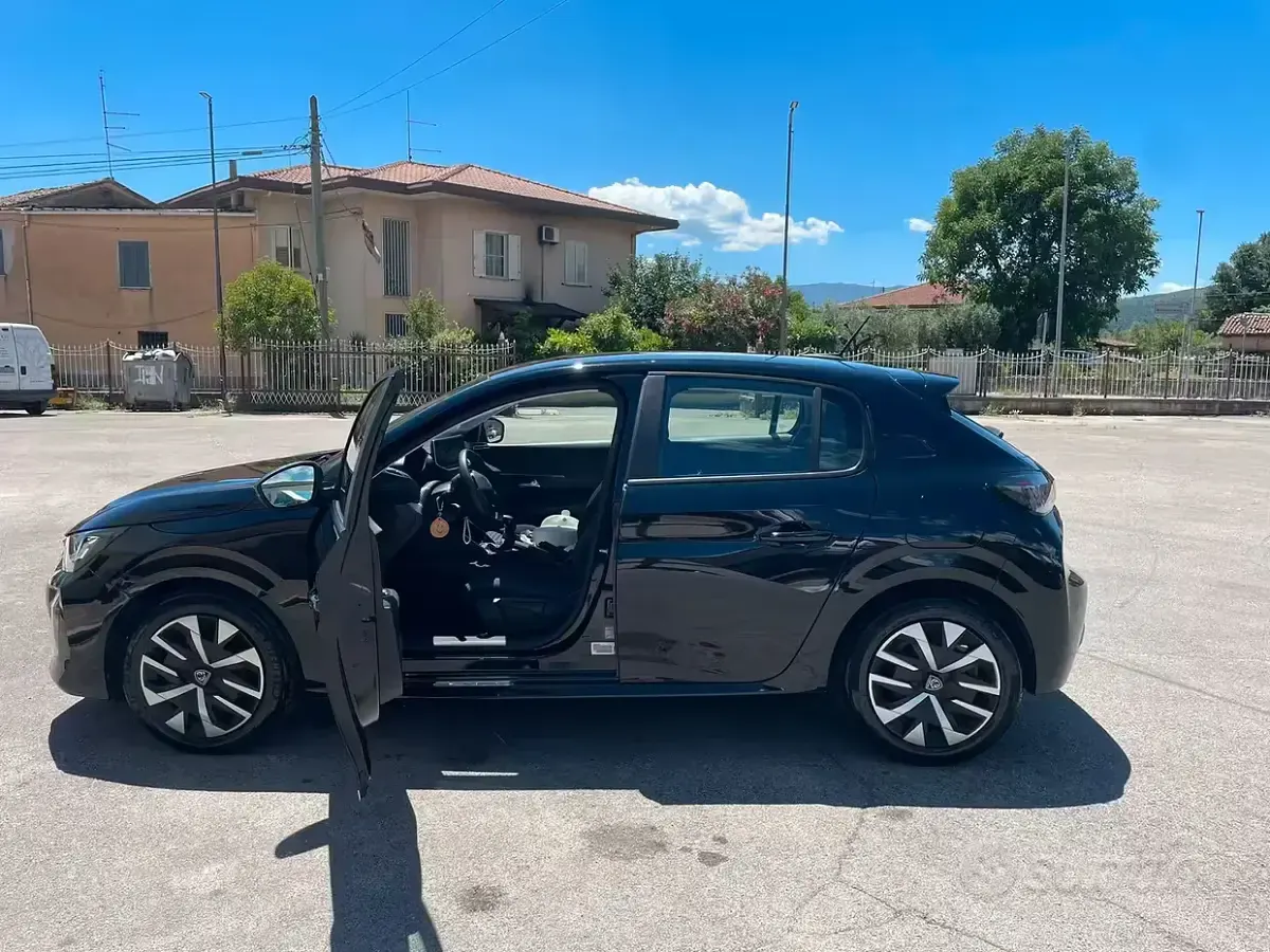 Usata Peugeot 208 75 CV (55 kW) 2024 Nero Utilitaria