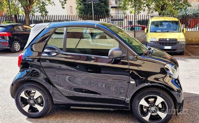 Usata Smart ForTwo Electric Drive 22 kW (30 CV) 2022 Nero Cabrio