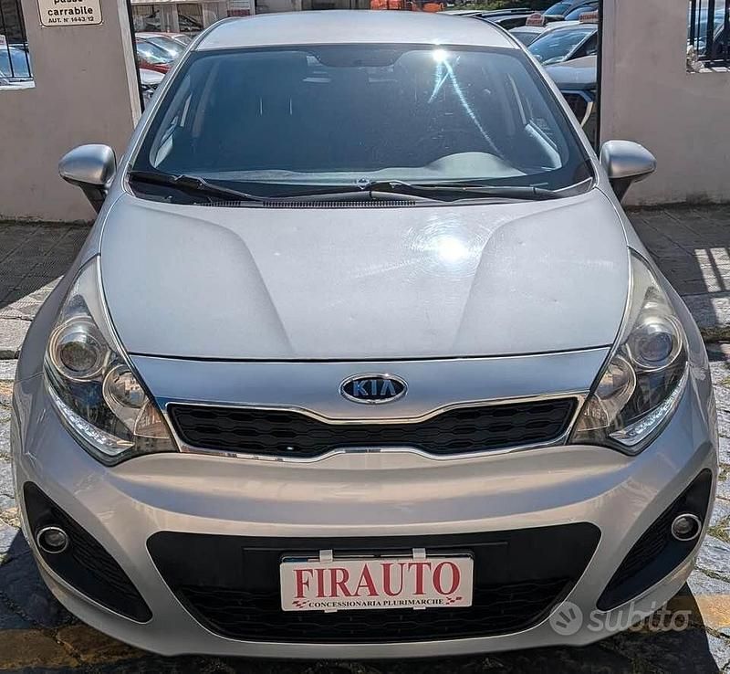 Usado Kia Rio EX 90 HP (66 kW) 2011 Cinzento Sedan