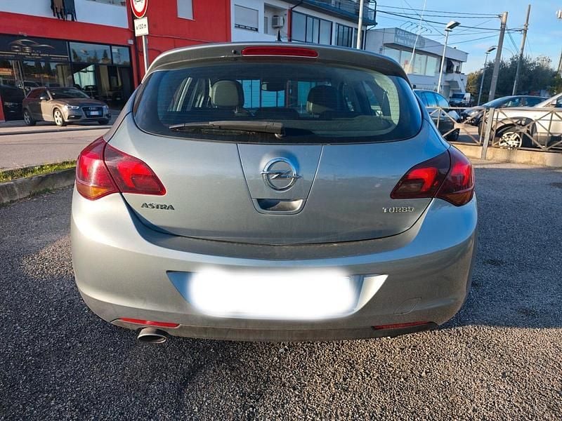Usata Opel Astra Cosmo 140 CV (102 kW) 2011 Argento Berlina