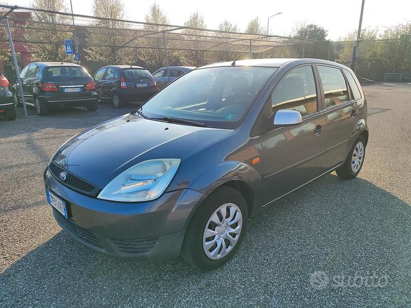 Usata Ford Fiesta Zetec 75 CV (55 kW) 2004 Grigio Utilitaria