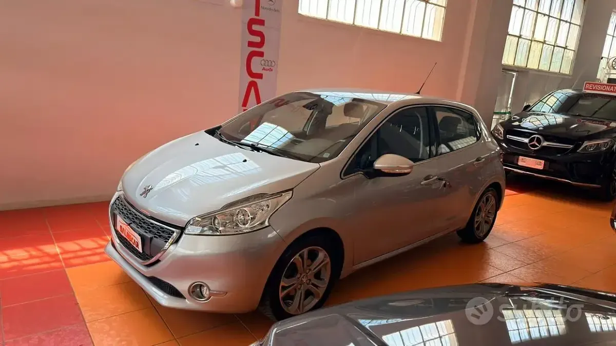 Usata Peugeot 208 Active 82 CV (60 kW) 2013 Grigio Utilitaria