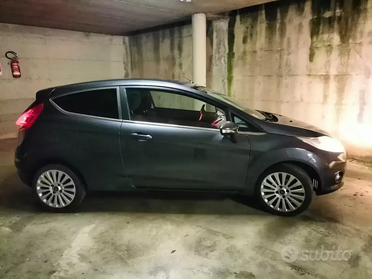 Usata Ford Fiesta 97 CV (71 kW) 2010 Grigio Berlina