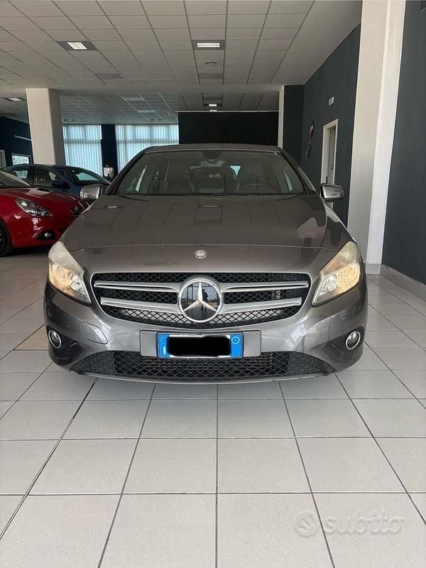Usata Mercedes A180 Edition 108 CV (79 kW) 2014 Grigio Berlina