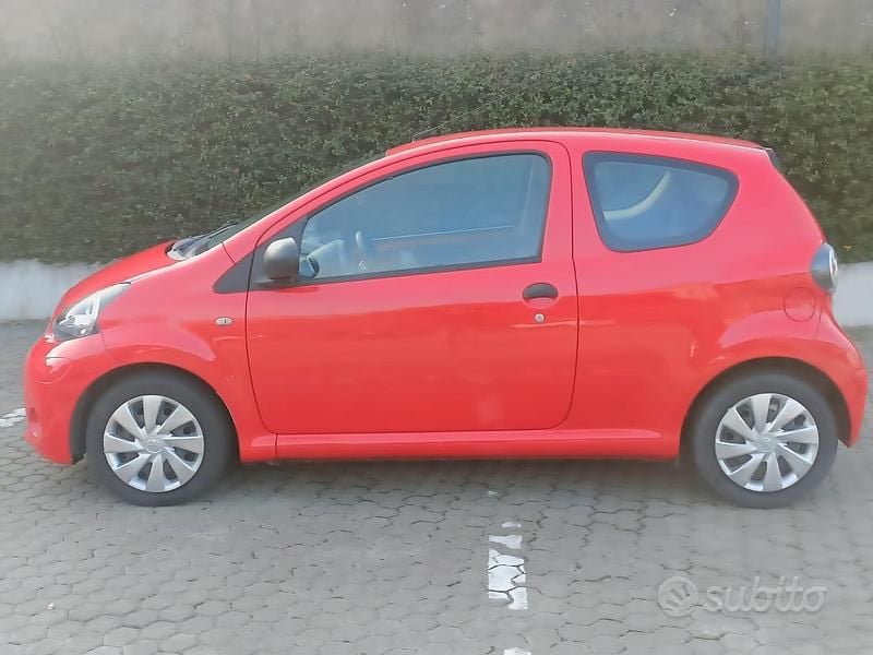 Usata Toyota Aygo Active 67 CV (49 kW) 2012 Rosso Utilitaria