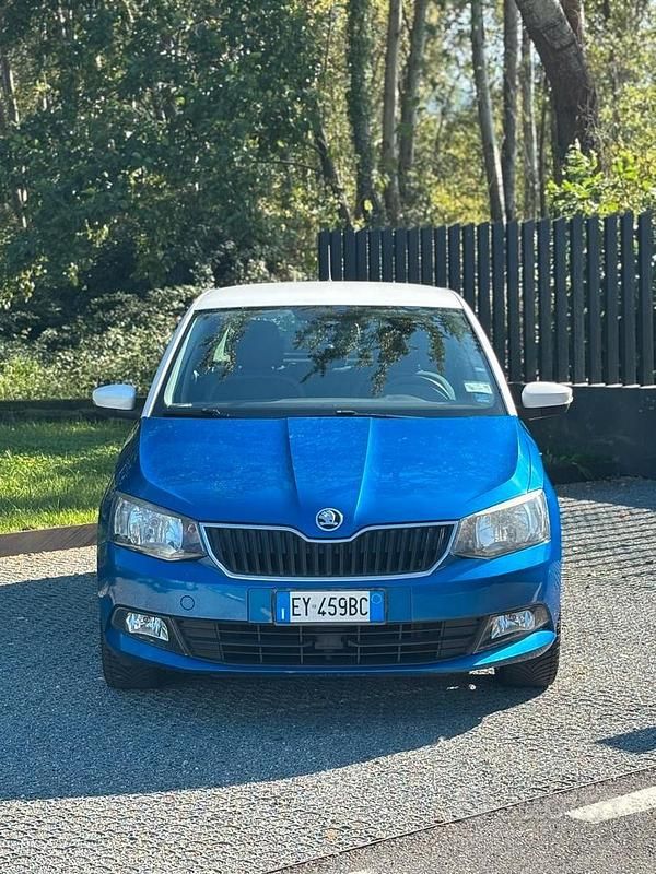 Blu Usata 2015 Skoda Fabia Ambition Due volumi | 7250 € (Cara) - Immagine 1/4