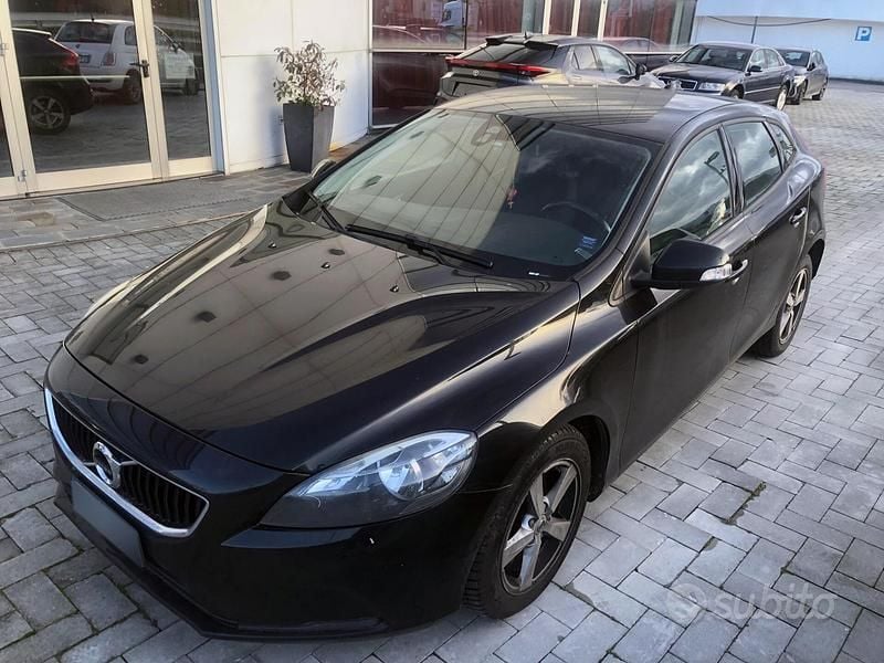 Usata Volvo V40 119 CV (87 kW) 2018 Nero Berlina