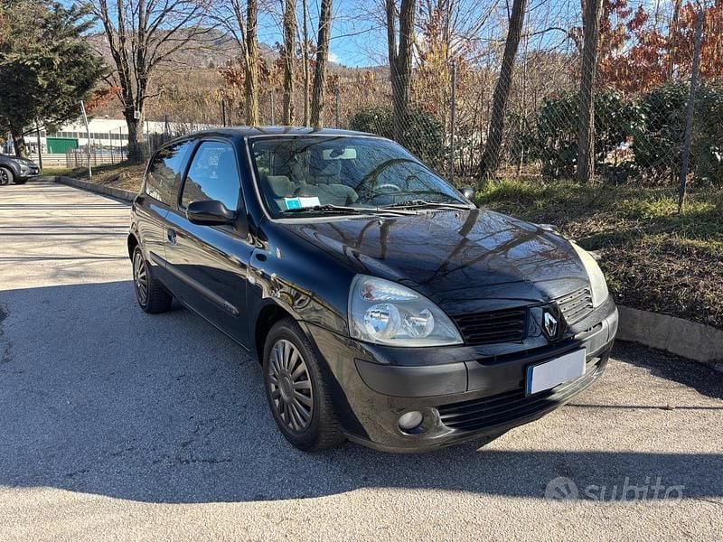 Usata Renault Clio II Luxe 98 CV (72 kW) 2005 Nero Utilitaria