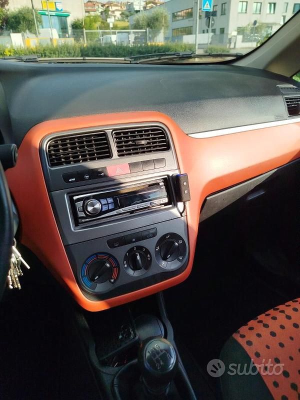 Usata Fiat Punto 80 CV (58 kW) 2005 Utilitaria