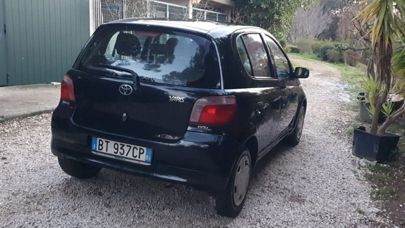 Usata Toyota Yaris 68 CV (50 kW) 2001 Nero Utilitaria
