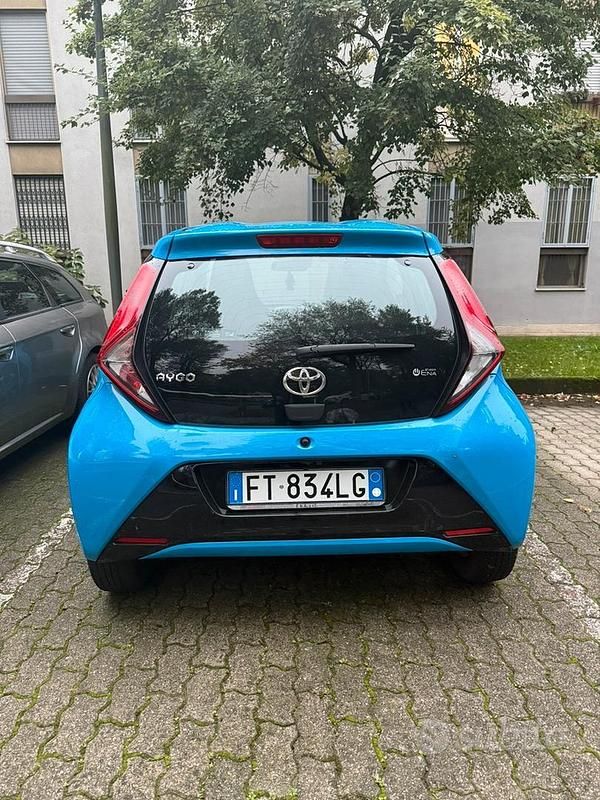 Usata Toyota Aygo 72 CV (52 kW) 2018 Blu Utilitaria