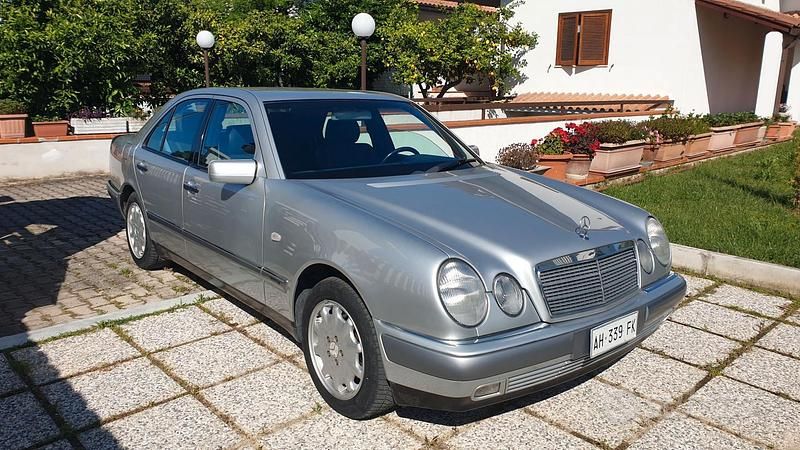 Usata Mercedes E200 1998 Grigio Berlina