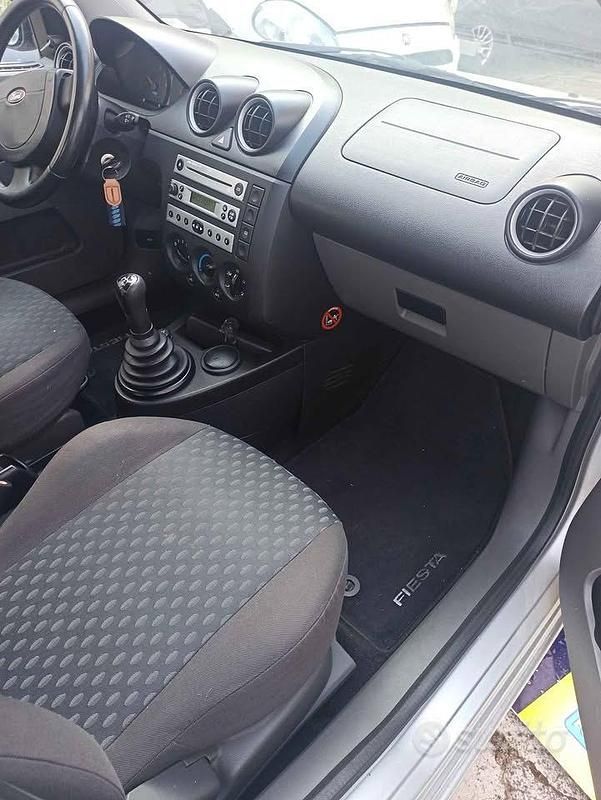 Begagnad Ford Fiesta 68 HK (50 kW) 2002 Grå Halvkombi