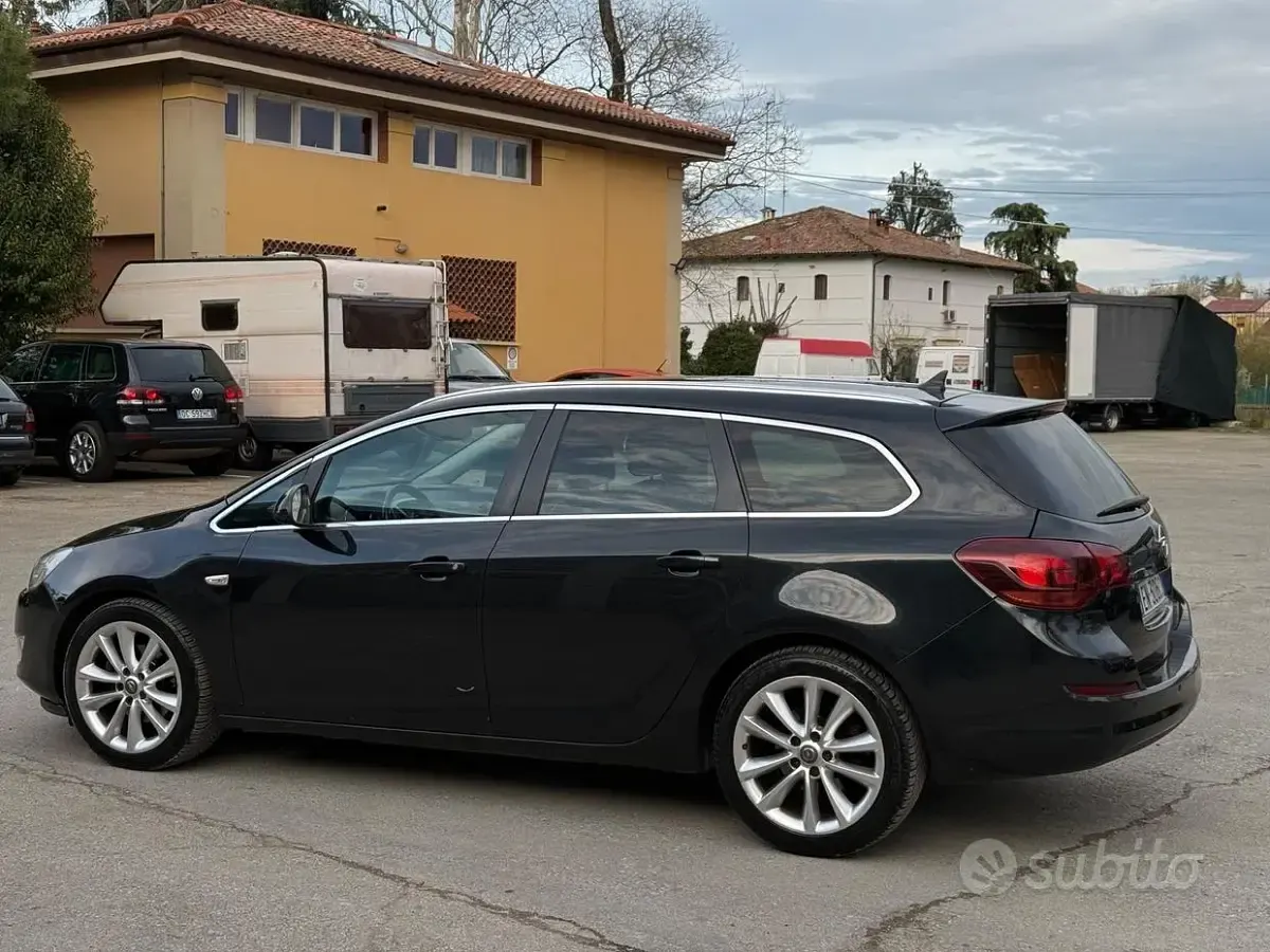 Usata Opel Astra 110 CV (80 kW) 2012 Nero Station wagon