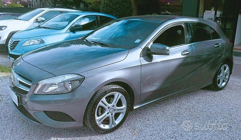 Usata Mercedes A180 109 CV (80 kW) 2015 Grigio Berlina