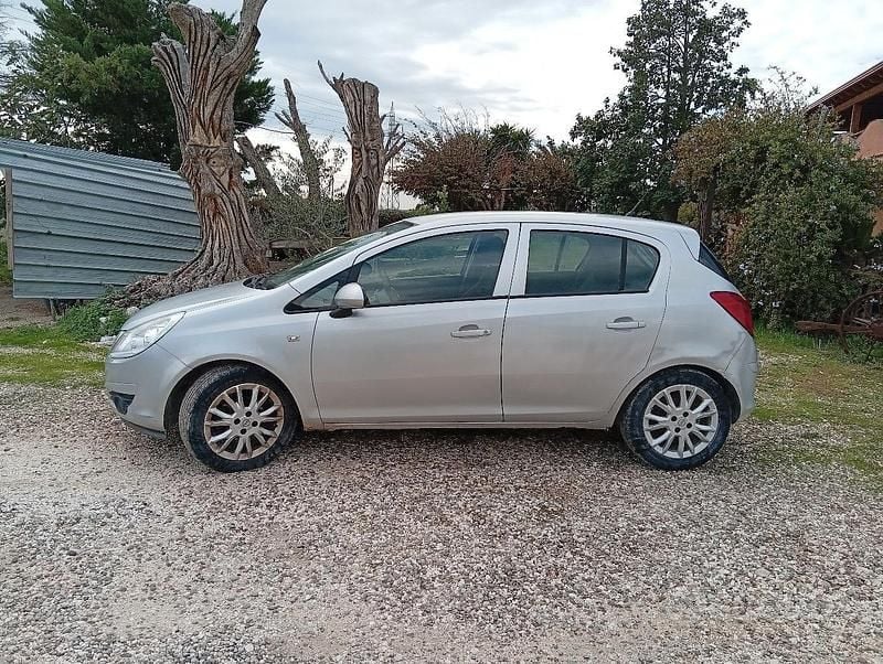 Usata Opel Corsa 75 CV (55 kW) 2009 Berlina