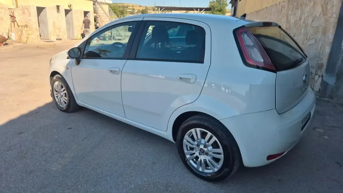 Usata Fiat Punto Lounge 95 CV (69 kW) 2012 Bianco Utilitaria
