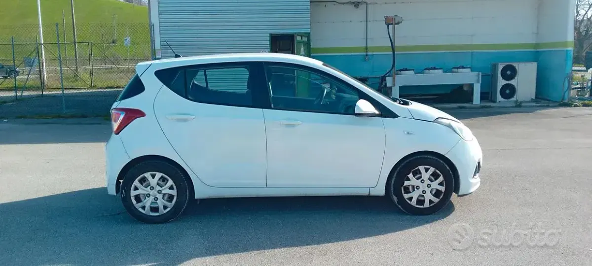 Usata Hyundai i10 69 CV (50 kW) 2014 Bianco Utilitaria