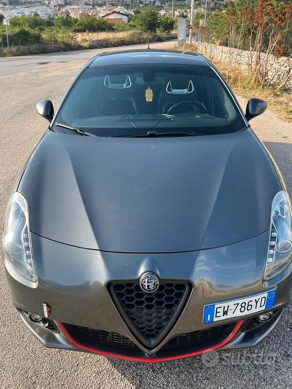 Grigio Usata 2014 Alfa Romeo Giulietta Quadrifoglio Verde Due volumi | 13.500 € (Buon prezzo) - Immagine 1/4