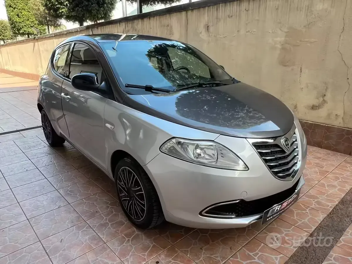 Usata Lancia Ypsilon Gold 95 CV (69 kW) 2012 Grigio Utilitaria